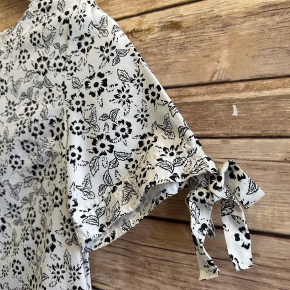 Harper Canyon White Black Floral Woven Short Sleeve Top Size Large 10/12 NWT - Picture 4 of 6